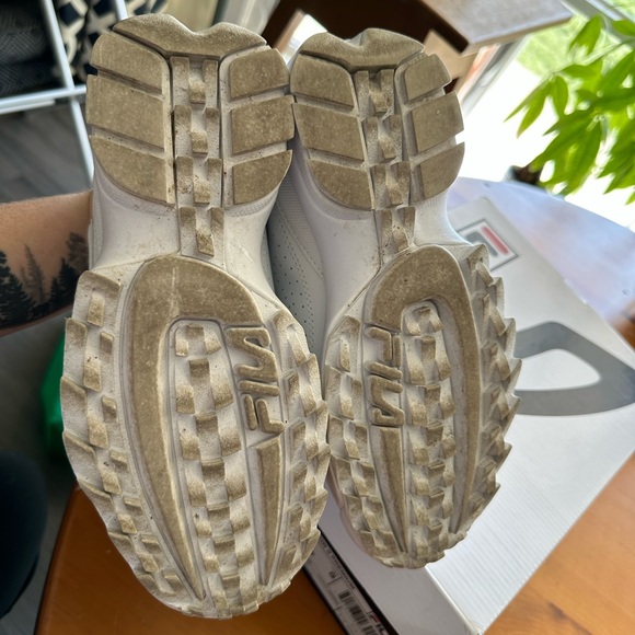 Women’s Fila Disruptor II premium sneakers. Like new condition. - Picture 4 of 5